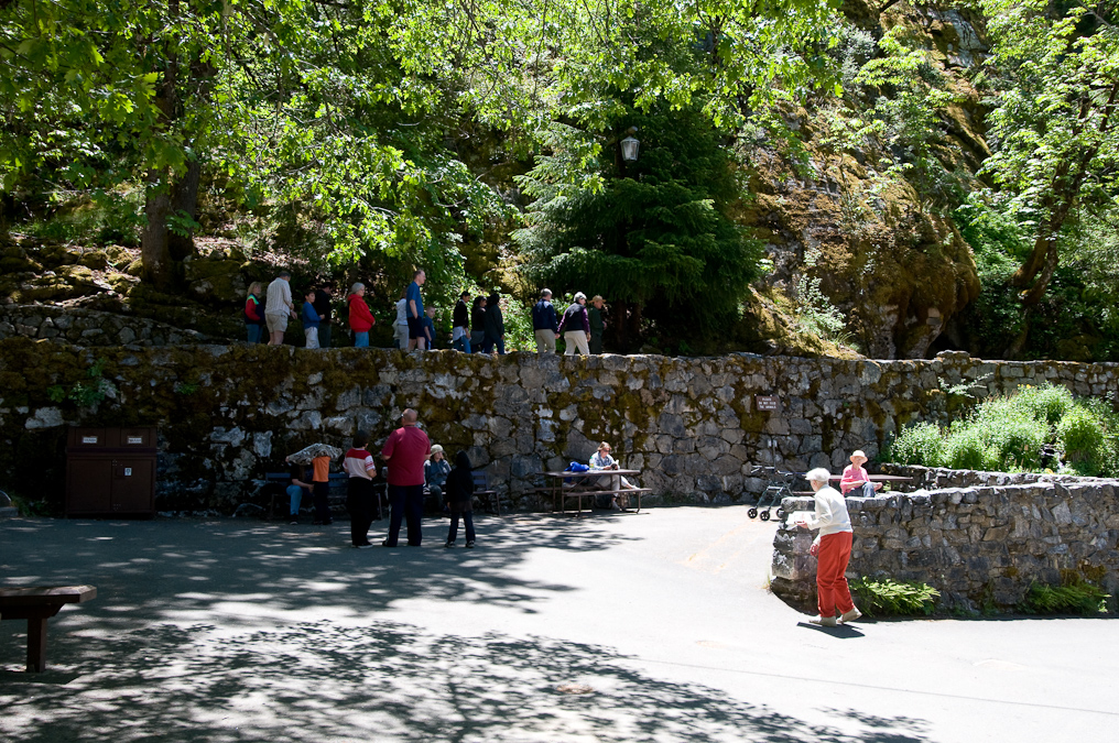 Earlier Group Starts Their Cave Tour   Oregon Caves National Monument