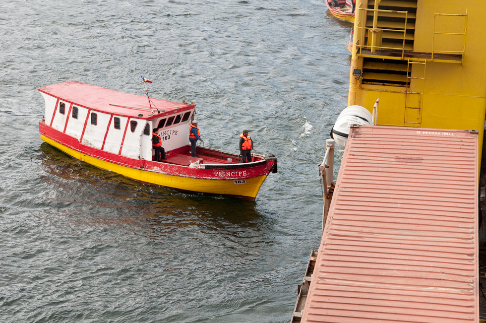 Paseengers Arriving   Puerto Eden